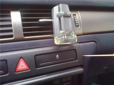 где стоит реле поворотников на Audi A6 C5